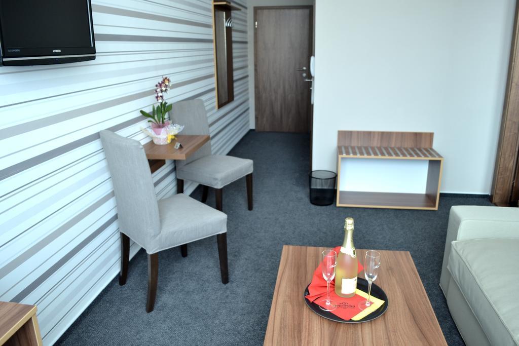 Arkada Hotel Bučovice Exterior foto