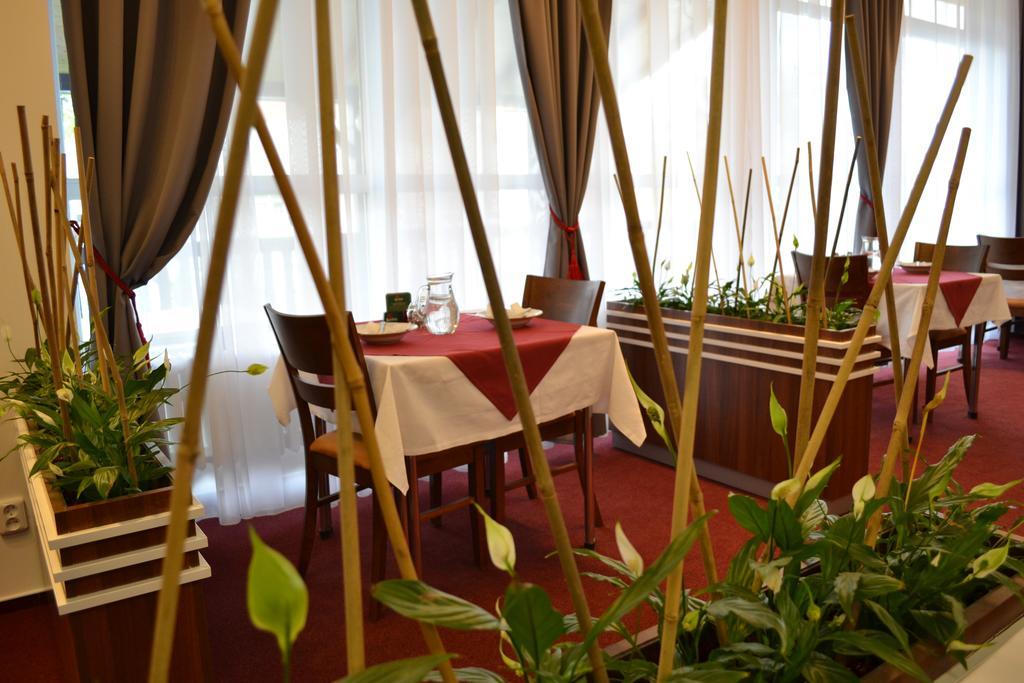 Arkada Hotel Bučovice Exterior foto