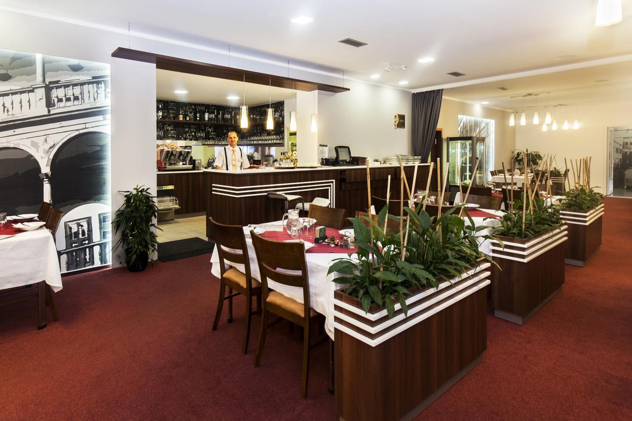 Arkada Hotel Bučovice Exterior foto